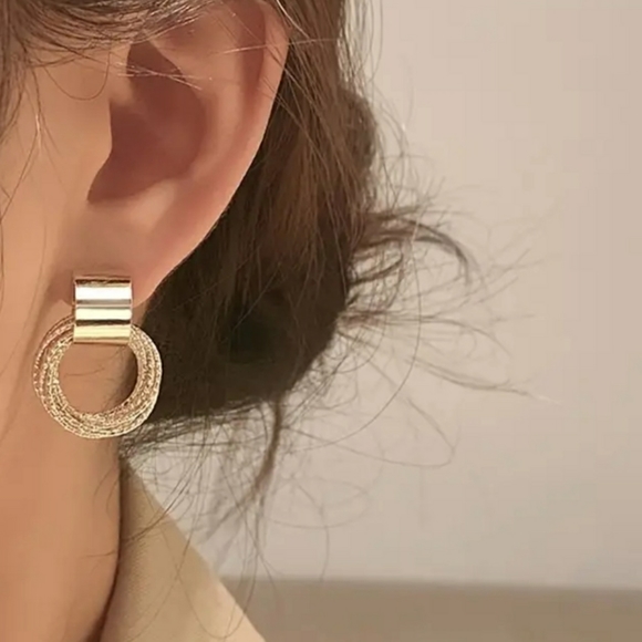 Classy little hoop earrings  Gold tone. Lightweight - Picture 2 of 2